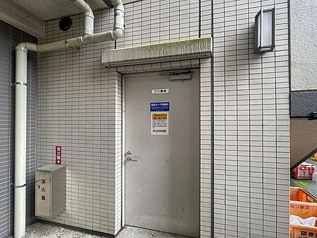 防犯カメラ監視で衛生的に保たれた専用ゴミ置場。鍵付きドア仕様で外部の侵入を防ぎます。