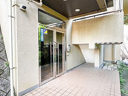 【平坦アプローチで移動ラクラク】1階出入口利用で坂道を避け、駅までスムーズに歩ける快適な動線!高台ならではの良好な眺望と日当たりを享受しながら、毎日の暮らしやすさも両立した理想的な環境です。