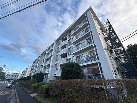 これからリフォームを行う住まいですが、最上階・角部屋ならではの「陽当り」や「眺望」は今すぐご確認いただけます。本日ご案内可能ですので、お気軽にお問い合わせください。