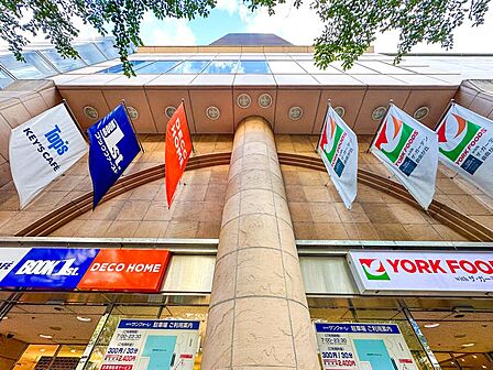 ヨークフーズwithザ・ガーデン自由が丘中野店まで約222m