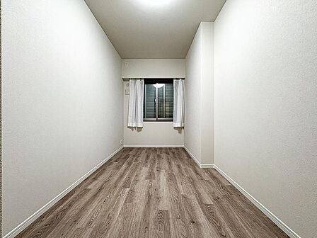 窓から光がたっぷりと差し込む明るい洋室。清々しい空間で、ゆったりと心安らぐ時間をお過ごしください。