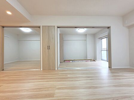 家族がくつろげる広々としたリビング。日差しがたっぷり降り注ぎ、明るく開放的な空間が広がります。ここで過ごす時間が家族の笑顔とともに特別な思い出になり、毎日の生活をより豊かなものにしてくれます。
