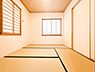 寝室：趣ある和室は、畳の香りとやわらかな空気が心を落ち着かせてくれる空間です。来客時のゲストルームとしても、家族のくつろぎの場としても活用できます。