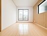 寝室：ゆとりある広さの居室は、家具の配置がしやすく使い勝手の良い空間です。採光も良好で、生活スタイルに合わせて自由にレイアウトできます。