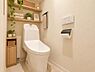 トイレ：白を基調とした温水洗浄便座採用のトイレ。トイレットペーパーや清掃用品を置ける上部棚と足元キャビネットを備え、限られたスペースを有効活用した造りになっています。※家具はCG加工です。