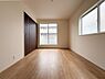 子供部屋：広々な子供部屋は、のびのびと過ごせる空間が魅力です。明るい日差しが差し込み、遊びや勉強に集中できる居心地の良い環境となります。お子さまの成長に合わせたレイアウト変更もしやすく、収納も充実しています。