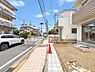 外観：落ち着きのある住宅街に立地し、日常の生活が静かに流れる環境が魅力です。周辺には緑も多く、散歩やジョギングにも最適。心身ともにリラックスできる住環境が整っています。