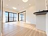 リビング/ダイニング：贅沢といえるほどの豊かな居住性と、プライドを満たすクオリティが見事に調和した住空間。リビングも広く設け、訪れる人々を暖かく迎えてくれます。