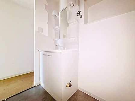 白を基調とした清潔感のある洗面化粧台。鏡の横には収納棚があり、洗面用具や小物をすっきり片付けられます。