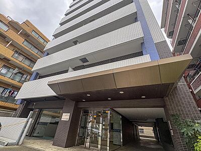 外観：都会に映える洗練されたデザインのマンション。家族の未来を育む、安心と快適な暮らしがここにあります。