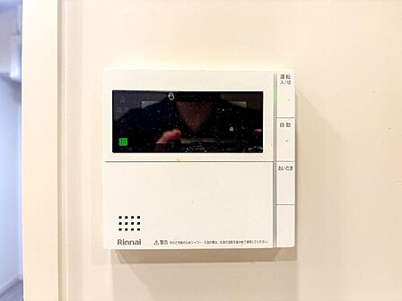 キッチン近くにある給湯リモコンは、お料理の最中でもリビングで寛いでいても簡単に沸かせて便利ですね。