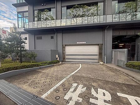 建物と調和したデザインの駐車場入口。高さ制限3.2Mで、ファミリーカーもゆったり駐車可能。雨の日も快適に乗り降りでき、家族のお出かけをサポートします。