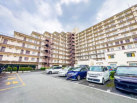 スーパー・小中学校が近く、ご家族で暮らしやすい住環境でございます2026/10/3撮影