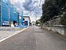 外観：車の交通量が少ない安心の前面道路環境。小学校（徒歩5分）や買い物施設も近く、暮らしやすい立地。