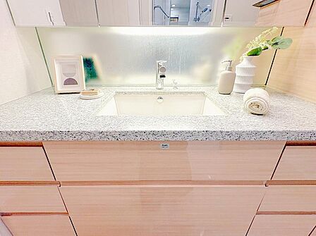 大きく見やすい三面鏡で清潔感ある洗面台。収納も多く、コスメ等もスッキリと仕舞えます。キッチンに隣接した位置関係ですので、家事動線もよく、ご家族のコミュニケーションが生まれ易い配置となっています。