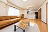 リビング/ダイニング：贅沢といえるほどの豊かな居住性と、プライドを満たすクオリティが見事に調和した住空間。リビングも広く設け、訪れる人々を暖かく迎えてくれます。