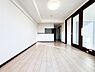 室内：大切なご家族が集まるからこそＬＤＫはこだわりたいですよね。休日はおひさまの光をたっぷりと取りこめるリビングでゆったりと過ごしませんか。