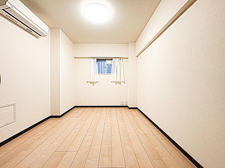 窓から光がたっぷりと差し込む明るい納戸。清々しい空間で、ゆったりと心安らぐ時間をお過ごしください。