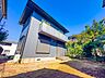 外観：周辺に建ち並ぶ邸宅も、それぞれに個性がありながらも全体的に瀟洒な雰囲気を醸し出している邸宅街の一角。2026/10/8撮影