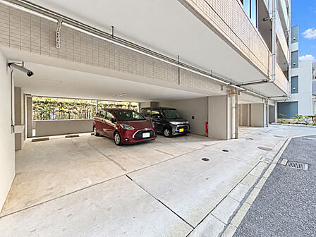 敷地内に駐車場があり、自家用車の利用がいつでもスムーズです。駐車場の設備がしっかりと整っており、車通勤や日常のドライブを毎日快適にサポートします。(空き状況は都度確認いたします)