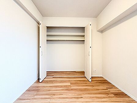 両開きタイプの大きな扉で、中身が見渡しやすく出し入れがスムーズなクローゼット。上部には固定棚、下部にはハンガーパイプを備えており、衣類から小物まで効率よく整理整頓できます。