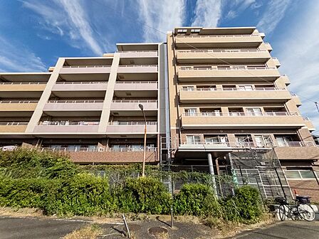 モダンな外観デザインが目を引くマンション。緑豊かなエントランスは、お子様との毎日のお出かけを心地よく、家族の笑顔を育む場所です。