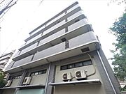 タイル張りの綺麗な外観。オートロック・エレベーター付。