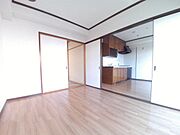 奥の洋室とつなげて使える洋室です。