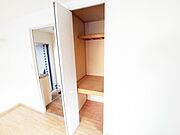 洋室にある奥行きがある収納