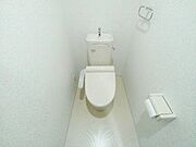 ウォシュレット付きの清潔感あるトイレ
