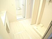 脱衣スペースは広く確保されています。