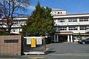 秦野市立本町小学校 徒歩9分。 700m