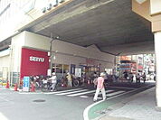 駅前には西友中村橋店があり、終電後のお買い物にも便利