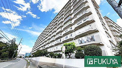 外観：バス停「小浜1丁目」まで徒歩1分の立地！