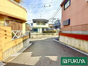前面道路幅員約6ｍございますので、スムーズに駐車可能です！