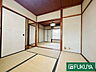 寝室：【和室】2階東側約6帖の和室です。各居室に収納がございますので、広くお部屋をお使いいただけます。