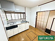 キッチンに床下収納があるので、日用品などストックできます♪
