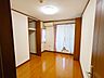 子供部屋：【洋室】お子様の心と身体を見守る子供部屋として、思春期のプライバシーを重視したり、成長に合わせて机やベットを自由にレイアウトできるようにと、小さな自立心を育むお部屋作りを見越してご覧下さい。