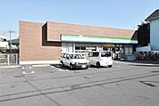 ファミリーマート市川北方二丁目店 徒歩10分。 740m