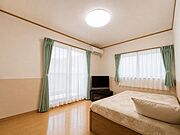 心と体をゆったりと安らげる主寝室。寝室のゆとりが大きい分だけ、暮らしの安らぎは深まります。一日の疲れを癒すだけでなく、ご夫婦の親密な語らいを紡ぎ出します。