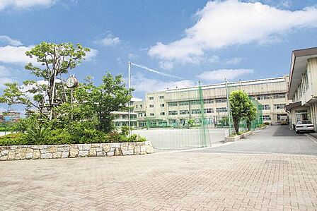 市川市立第六中学校 徒歩13分。 1000m