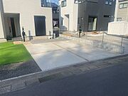 駐車場は白いコンクリート。建物の色が明るい色ですので、白がやっぱりいいですね。