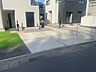 駐車場：駐車場は白いコンクリート。建物の色が明るい色ですので、白がやっぱりいいですね。