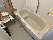 ゆったりできる浴室。半身浴もできる浴槽にもなってますよ。