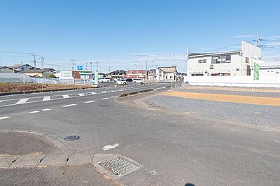 外観：前面道路含む現地写真