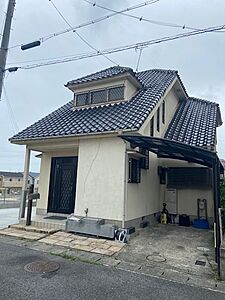 外観：採光を取りやすくした屋根形状で吹抜けを利用しての解放感と明るい光が差し込む物件です。