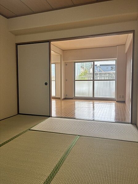 中部屋位置にある6畳の和室 畳表替え 押入は1間。中位置にある和室は使いやすいです。