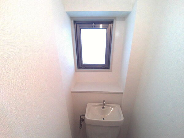 画像18:トイレには窓もあります