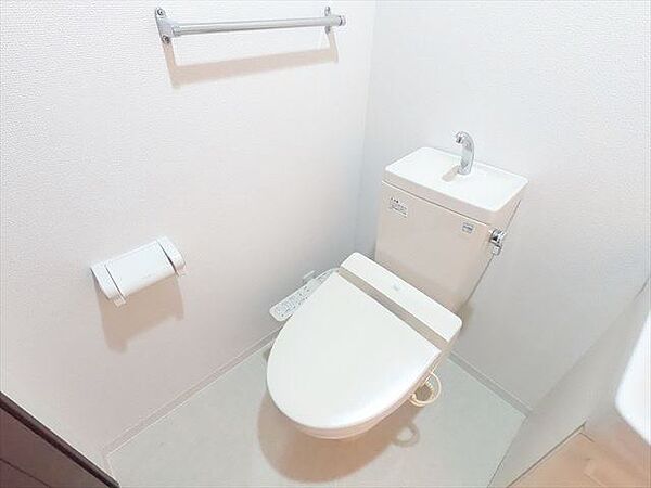 画像17:温水洗浄便座付きのトイレ