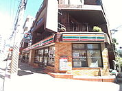 コンビニまで徒歩2分（114ｍ）